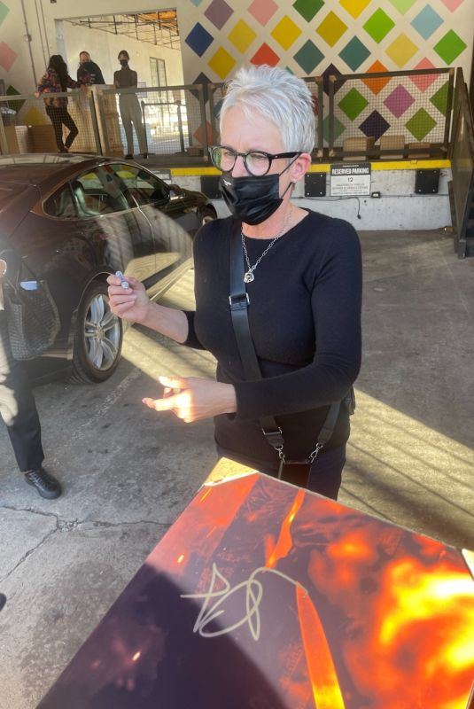 JAMIE LEE CURTIS Signs for Fans at an Event in Los Angeles 12/11/2021