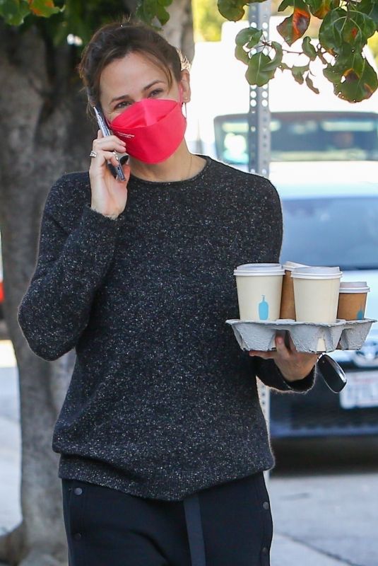 jennifer garner carries a few cups of coffee in Brentwood 12/20/2021