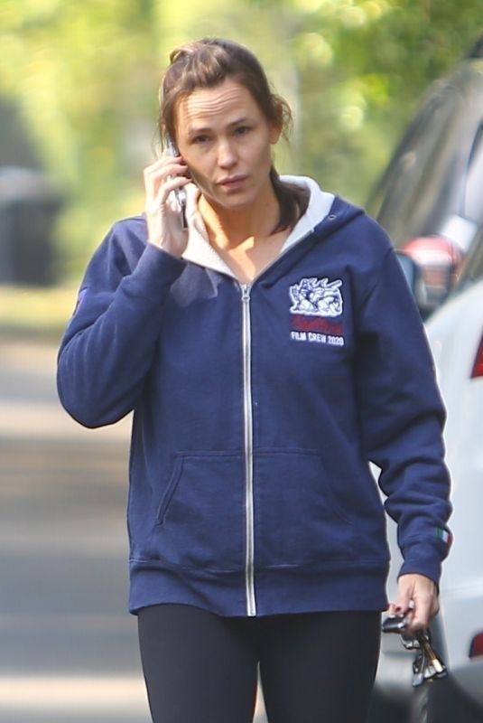 JENNIFER GARNER Out Hiking with a Friend in Brentwood 12/01/2021