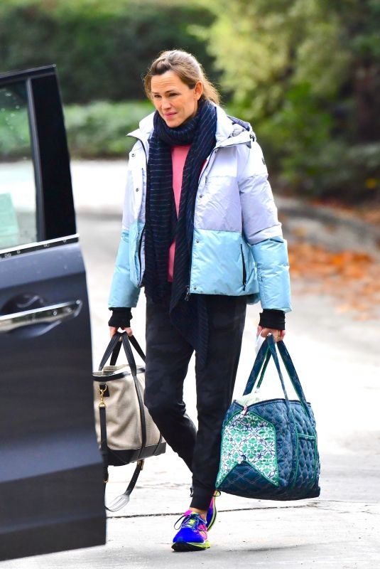 JENNIFER GARNER Out in Brentwood 12/25/2021
