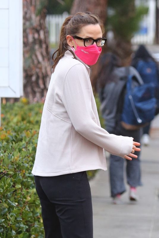 JENNIFER GARNER Out on a Rainy Day in Brentwood 12/16/2021