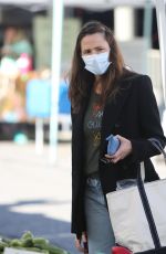 JENNIFER GARNER Shopping at Farmer