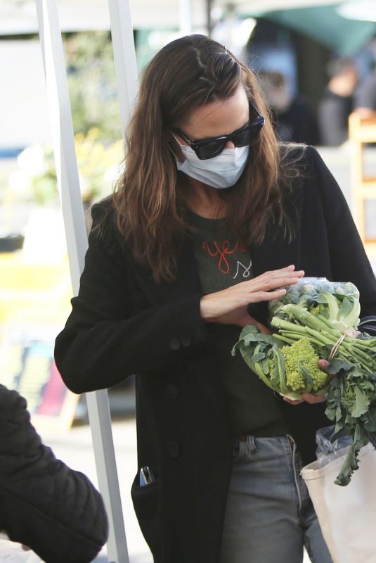 JENNIFER GARNER Shopping at Farmer