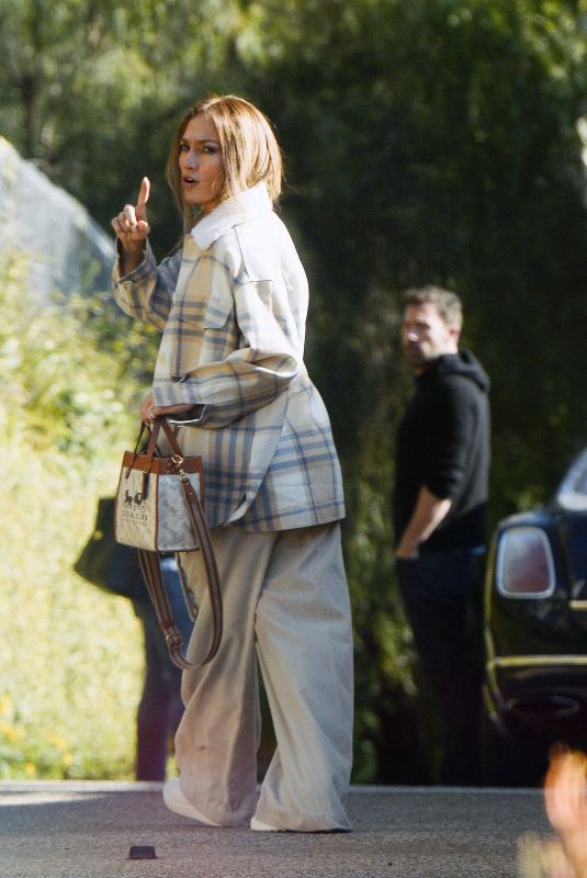 JENNIFER LOPEZ Heading to a Photoshoot in Los Angeles 12/08/2021