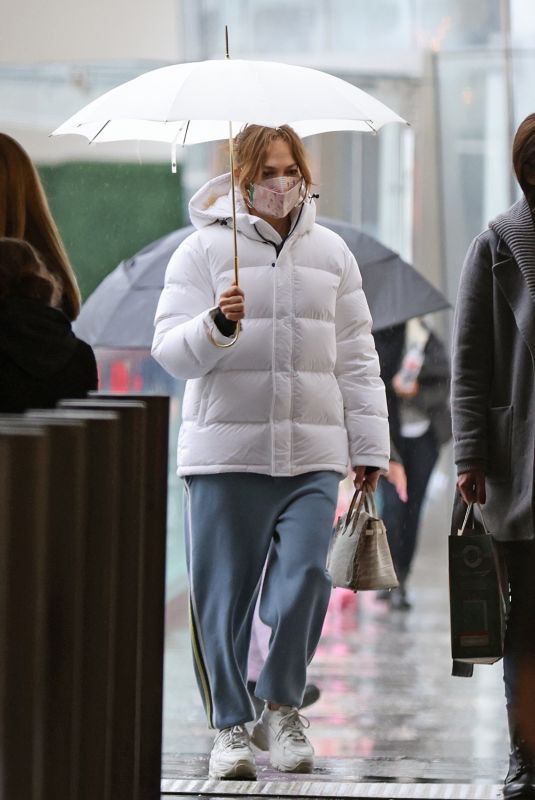 JENNIFER LOPEZ Out for Last Minute Christmas Shopping at Westfield Mall 12/23/2021