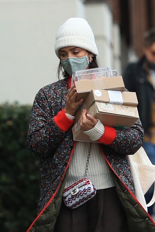 JESSICA ALBA Shopping at Whole Foods in Los Angeles 12/24/2021