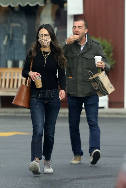 JORDANA BREWSTER and Mason Morfit Shopping at Brentwood Country Mart 12/17/2021