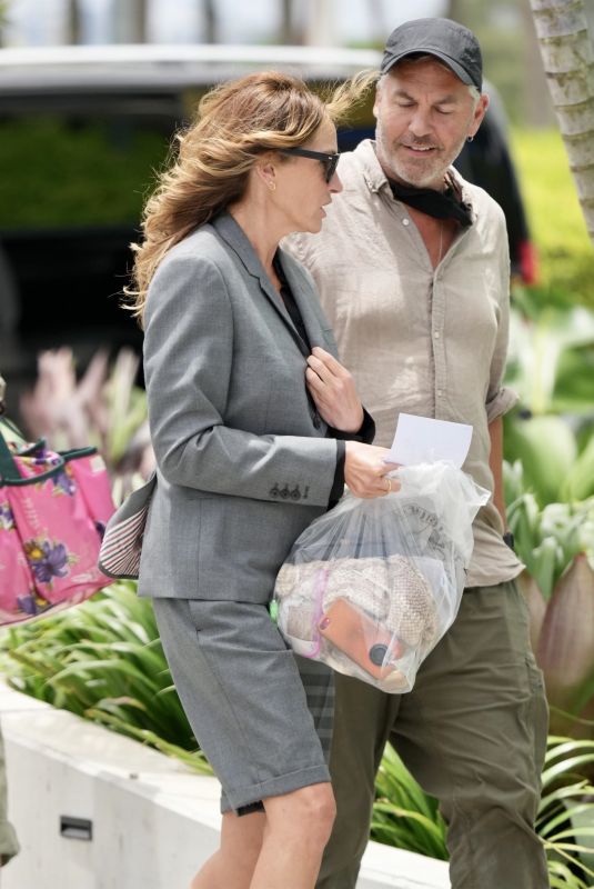 JULIA ROBERTS Back on the Set of Ticket to Paradise on Gold Coast 12/28/2021