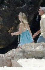 JULIA ROBERTS Out on the Beaches of the Gold Coast 12/15/2021