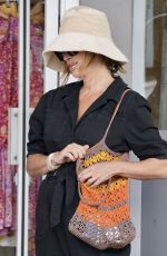 JULIA ROBERTS Shopping for a Hat on the Gold Coast in Australia 12/10/2021