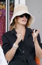 JULIA ROBERTS Shopping for a Hat on the Gold Coast in Australia 12/10/2021