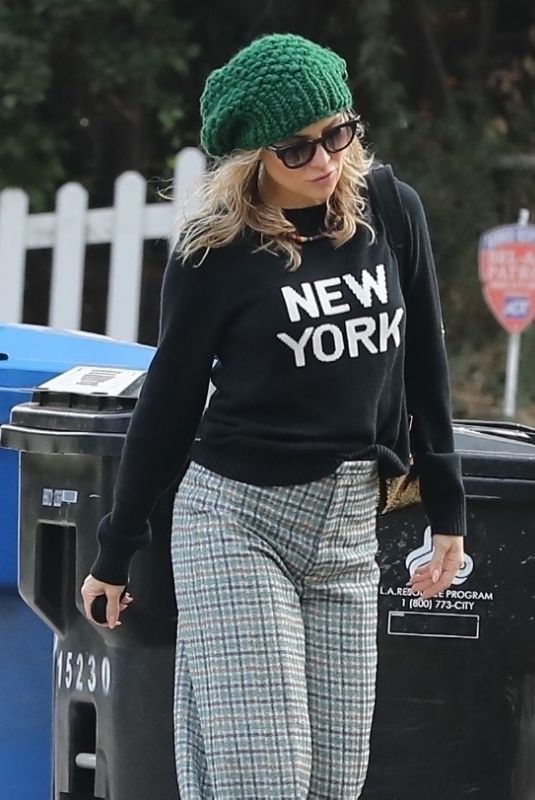 KATE HUDSON Out and About in Beverly Hills 12/07/2021