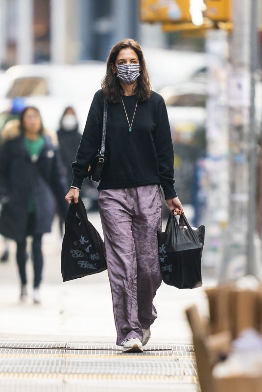 KATIE HOLMES Out Shopping on Christmas Day in New York 12/25/2021