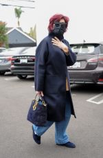 KELLY and SHARON OSBOURNE Shopping at Larchmont Ave in Los Angeles 12/16/2021