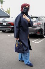 KELLY and SHARON OSBOURNE Shopping at Larchmont Ave in Los Angeles 12/16/2021