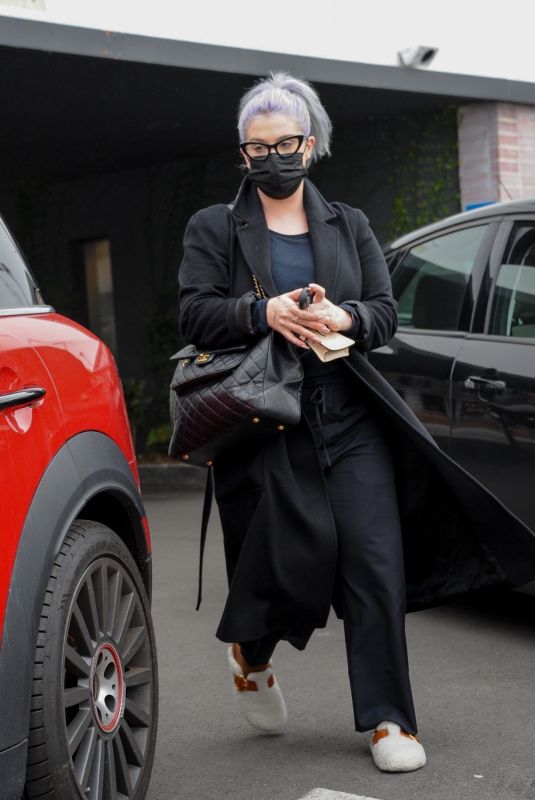 KELLY and SHARON OSBOURNE Shopping at Larchmont Ave in Los Angeles 12/16/2021