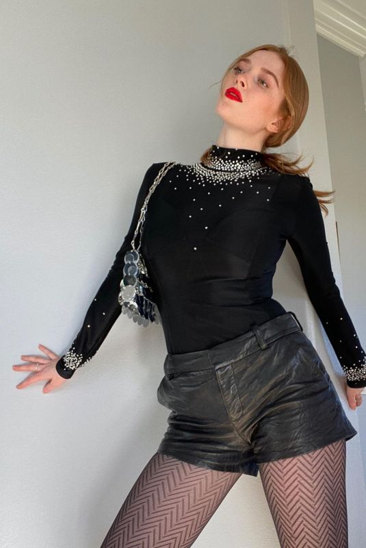LARSEN THOMPSON - Instagram Photos 12/28/2021
