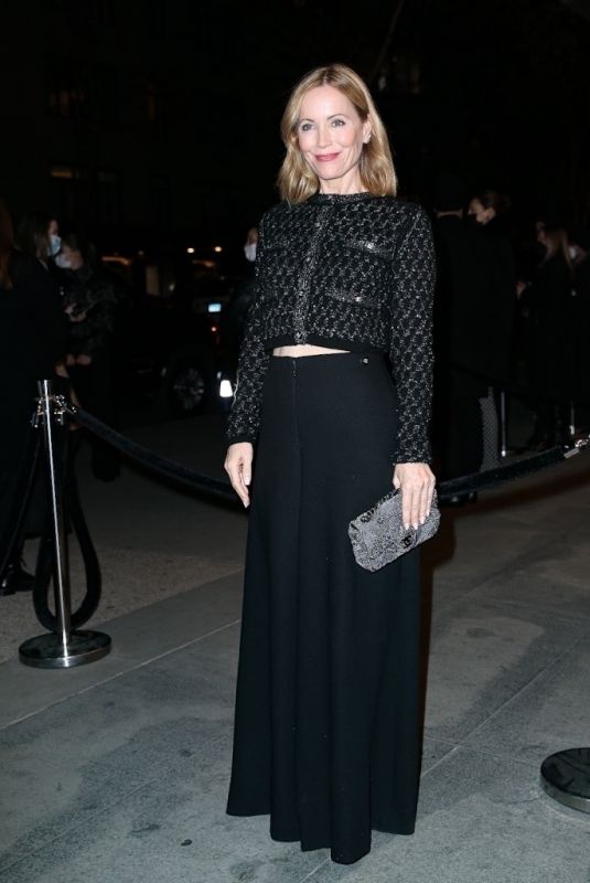 LESLIE MANN Arrives at 2021 Museum of Modern Art Film Benefit Gala in New York 12/14/2021