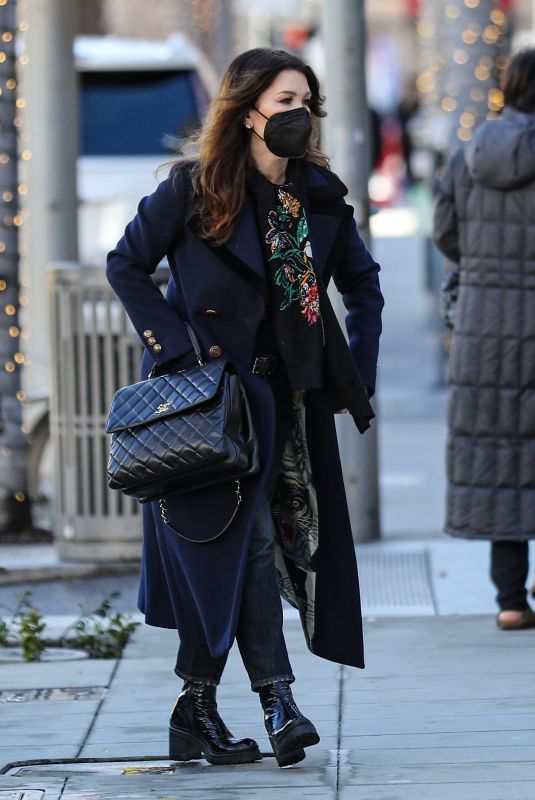 LISA VANDERPUMP Out Shopping in Beverly Hills 12/24/2021