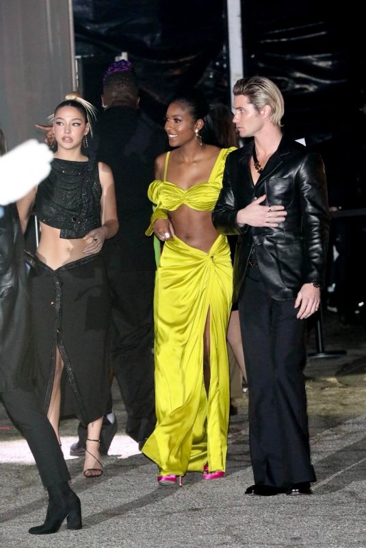 MADELYN CLINE and CARLACIA GRANT Leaves 47th People’s Choice Awards in Santa Monica 12/07/2021