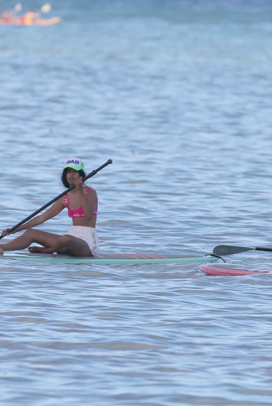 MALIA and SASHA OBAMA Paddle Boards in Honolulu 12/18/2021