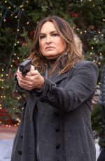 MARISKA HARGITAY and KELLI GIDDISH on the Set of Law and Order: Special Victims Unit in New York 11/30/2021