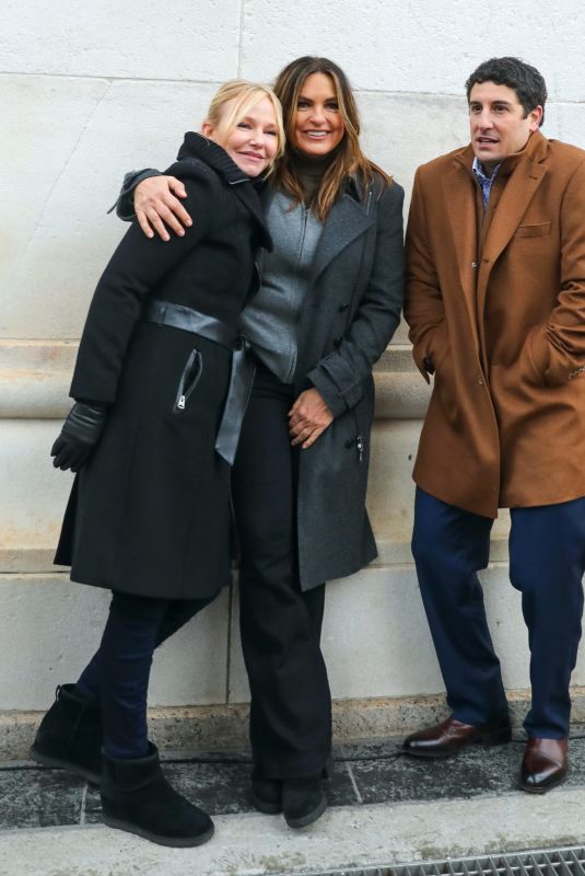 MARISKA HARGITAY and KELLI GIDDISH on the Set of Law and Order: Special Victims Unit in New York 11/30/2021