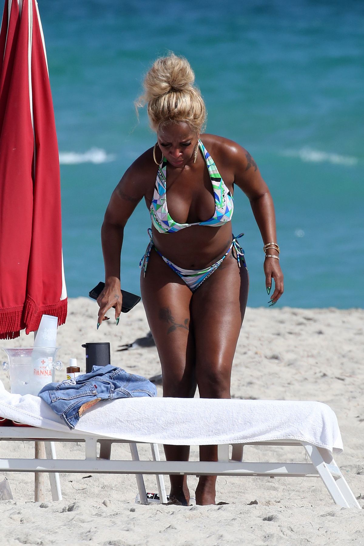 MARY J. BLIGE in Bikini on the Beach in Miami 12/06/2021.
