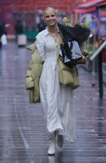 Pregnant VOGUE WILLIAMS Out with a Bouquet of Flowers in London 12/05/2021