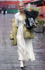 Pregnant VOGUE WILLIAMS Out with a Bouquet of Flowers in London 12/05/2021
