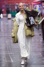 Pregnant VOGUE WILLIAMS Out with a Bouquet of Flowers in London 12/05/2021