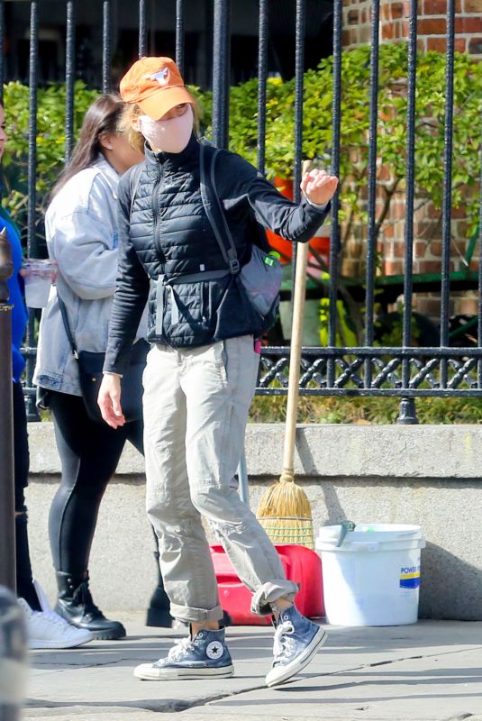 RENEE ZELLWEGER Out in Louisiana 11/27/2021