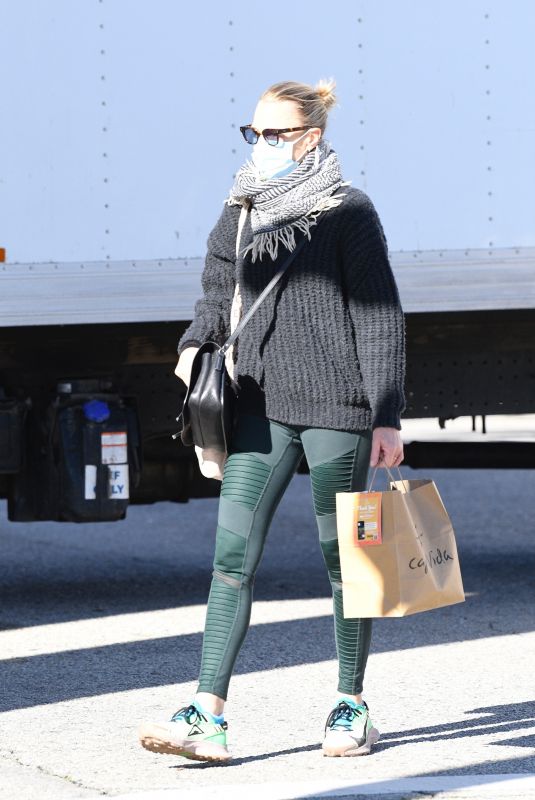ROBIN WRIGHT Out Picks up Breakfast in Brentwood 12/26/2021
