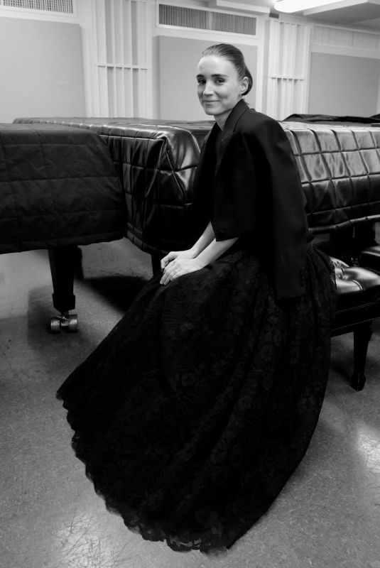 ROONEY MARA - Nightmare Alley Premiere Portraits, December 2021