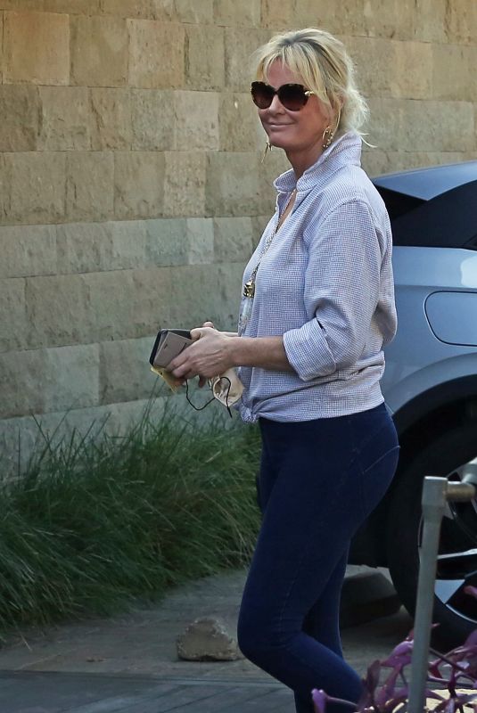 SANDRA LEE Out for Lunch in Los Angeles 12/05/2021