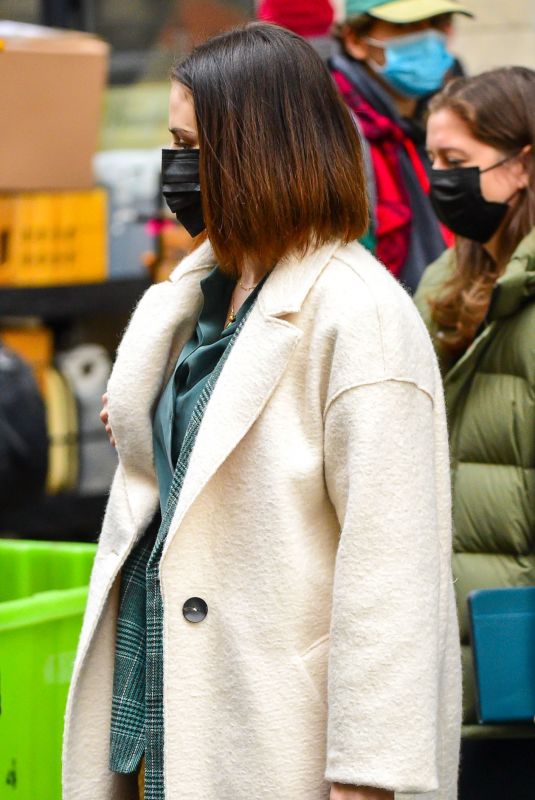 SELENA GOMEZ on the Set of Only Murders in the Building in New York 12/06/2021