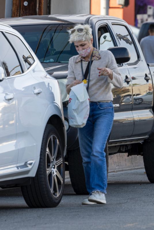 SELMA BLAIR Leaves CVS Store in Studio City 12/21/2021