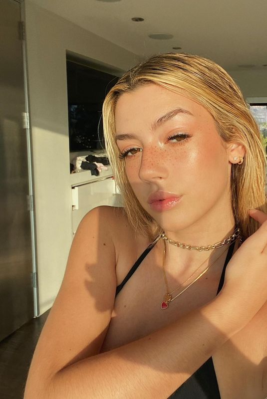 SISSY SHERIDAN - Instagram Photos 12/03/2021