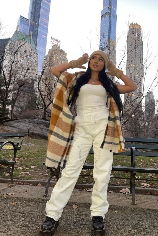 TATI MCQUAY - Instagram Photos 12/22/2021