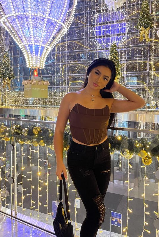 TATI MCQUAY - Instagram Photos 12/25/2021