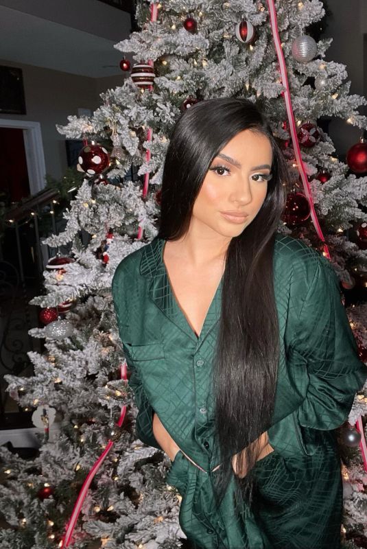 TATI MCQUAY - Instagram Photos 12/27/2021