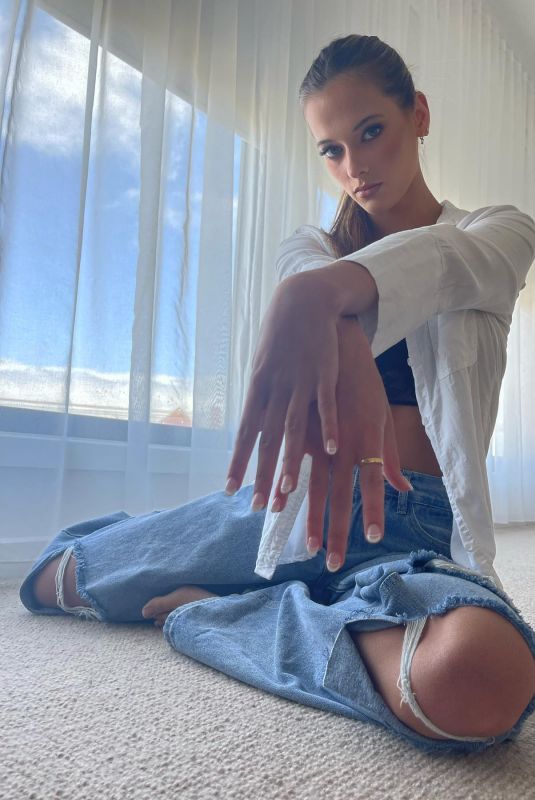 TAYA BROOKS - Instagram Photos 12/01/2021