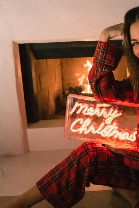 VICTORIA JUSTICE - Instagram Photos 12/25/2021