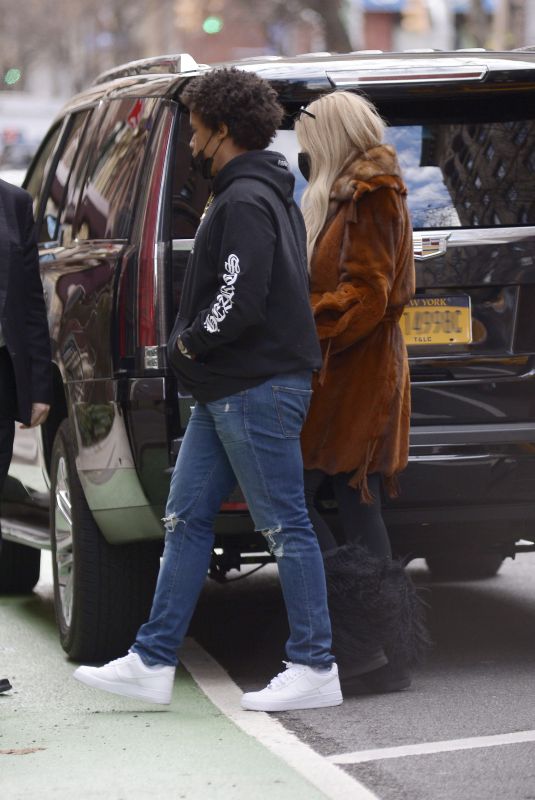 WENDY WILLIAMS Out with Her Son in New York 12/27/2021