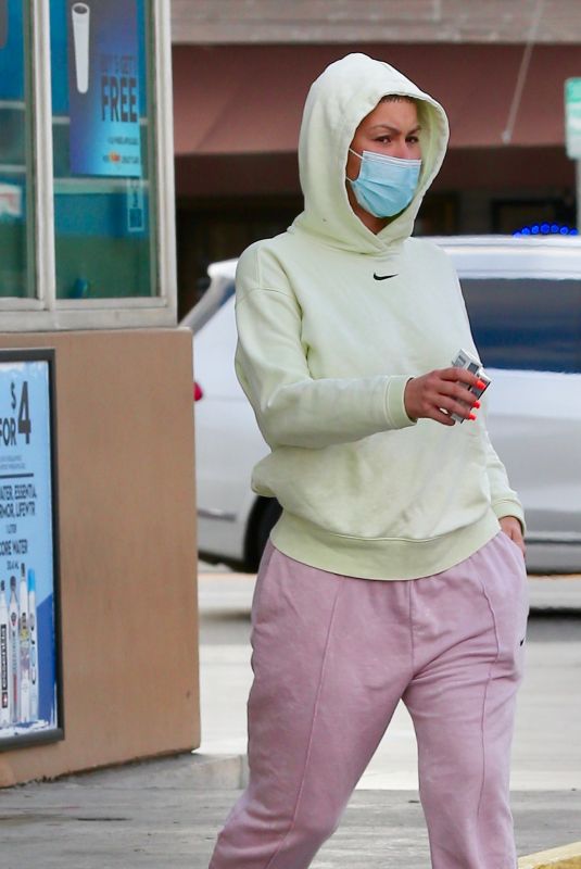 AMBER ROSE at a Gas Station in Los Angeles 01/18/2022