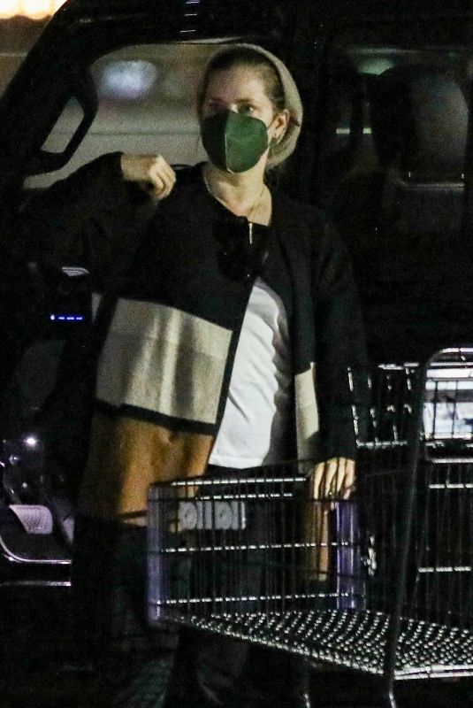 AMY ADAMS Shopping for NYE Party in Beverly Hills 12/31/2021