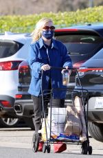 AMY POEHLER Heading to Farmers Market in Beverly Hills 01/09/2022