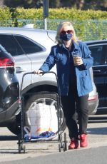 AMY POEHLER Heading to Farmers Market in Beverly Hills 01/09/2022