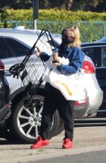 AMY POEHLER Heading to Farmers Market in Beverly Hills 01/09/2022