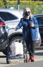 AMY POEHLER Heading to Farmers Market in Beverly Hills 01/09/2022